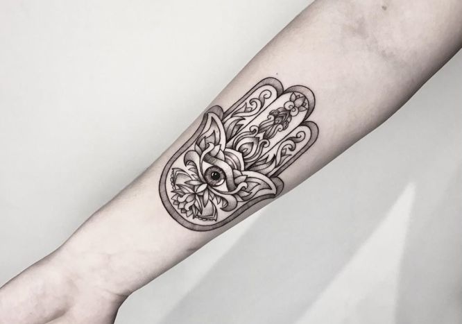 tatuajes hamsa antebrazo blanco negro