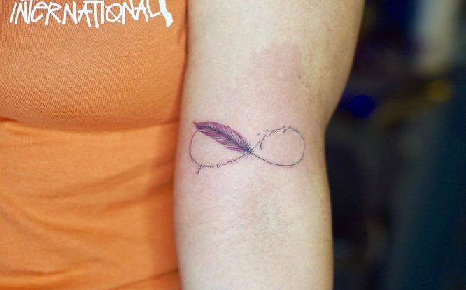 tatuajes infinito pluma brazo