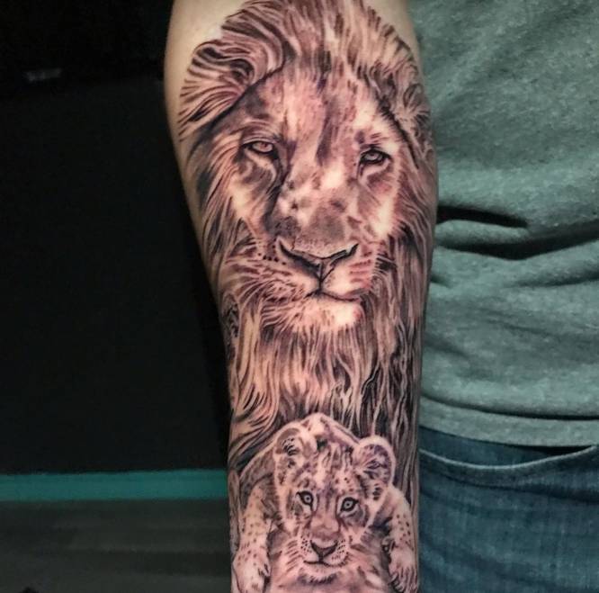 tatuajes leon cachorro brazo
