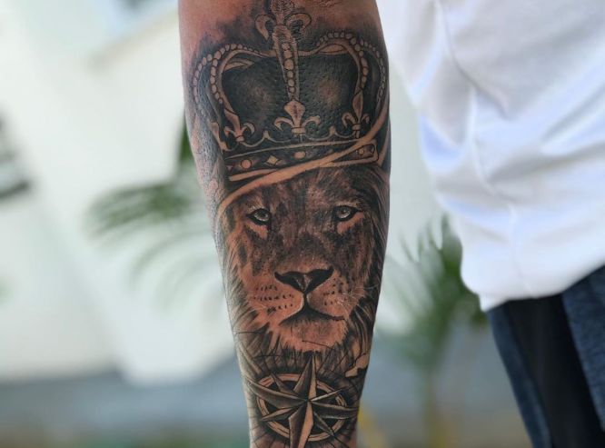 tatuajes leon corona brazo
