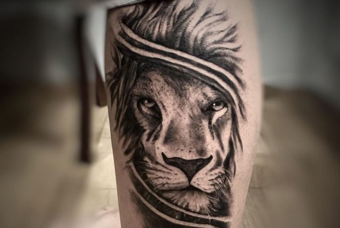 tatuajes leon hombre pierna
