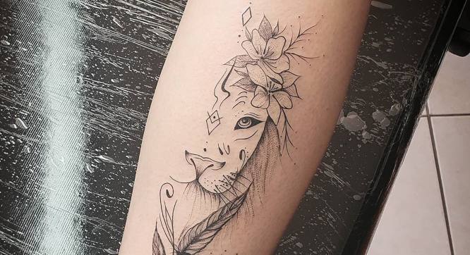 tatuajes leon mujer brazo