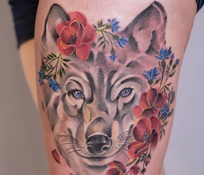tatuajes lobos mujer muslo
