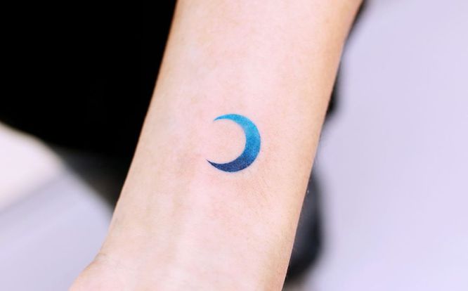 tatuajes luna muñeca azul