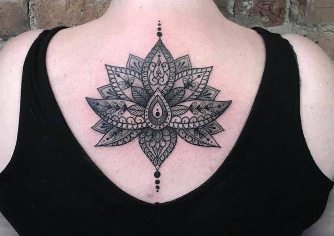 tatuajes mandalas flor de loto espalda