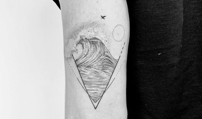 tatuajes olas geometrico brazo