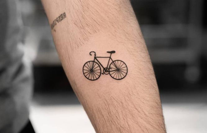 문신 작은 남자 자전거