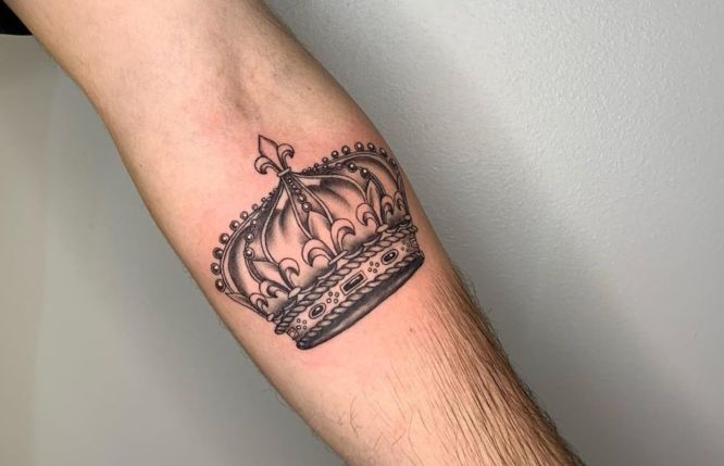 Tatuaje de corona hombre