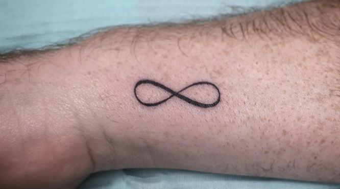 tatuoinnit pieni mies infinity 