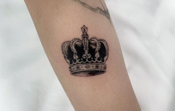 tatuajes pequeños hombre corona