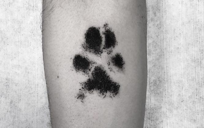 tatuajes pequeños hombre huella perro