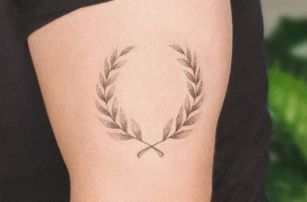 laurel tatuado en el pecho