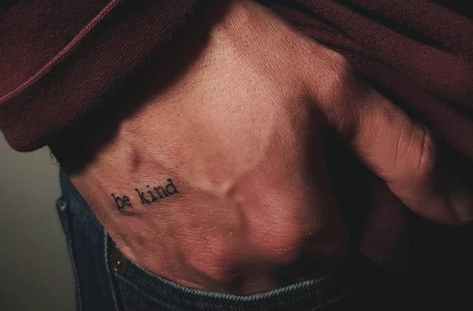 tatuajes pequeños hombre mano