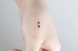 ¿Qué significado tiene el tatuaje de punto y coma? Diseños, Ideas