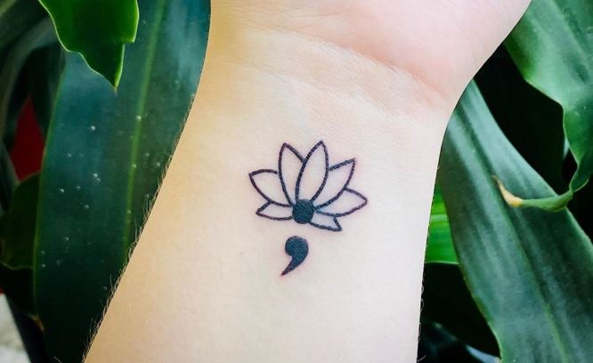 tatuajes punto coma flor de loto