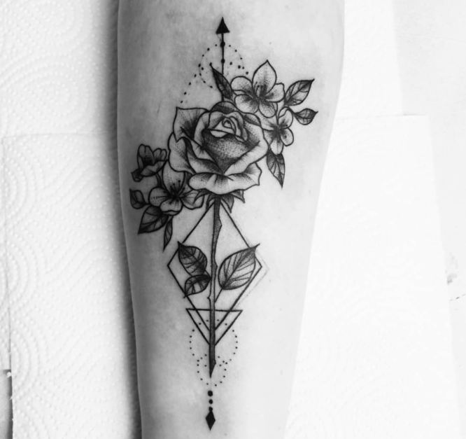 tatuajes rosa brazo geometrico