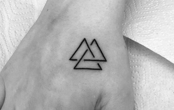 tatuajes triangulos entrelazados mano