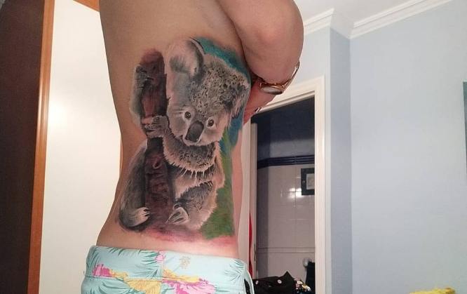 tatuajes costado koala mujer