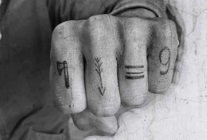 tatuajes dedos hombre blanco negro