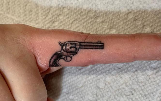 tatuajes dedos hombre pistola