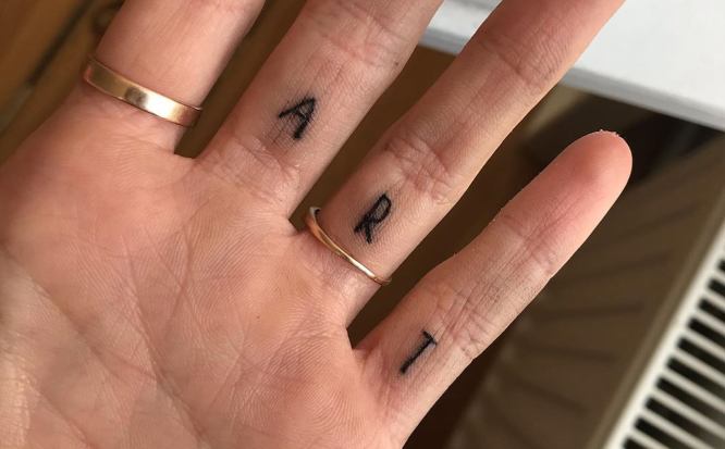 tatuajes dedos letras art