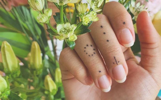 tatuajes dedos mujer puntos
