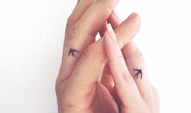 tatuajes dedos pareja golondrina
