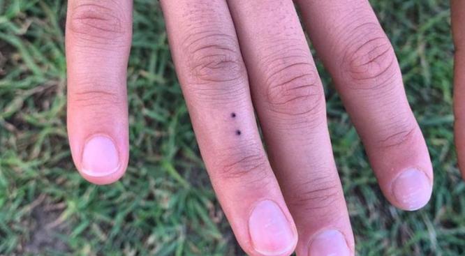 tatuajes dedos puntos