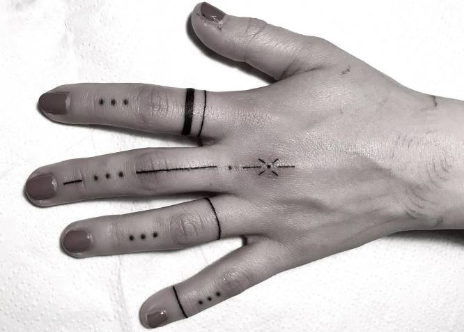 tatuajes mano dedos puntos anillos