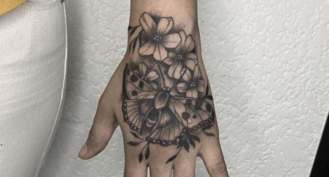 tatuajes mano mujer mariposa flores