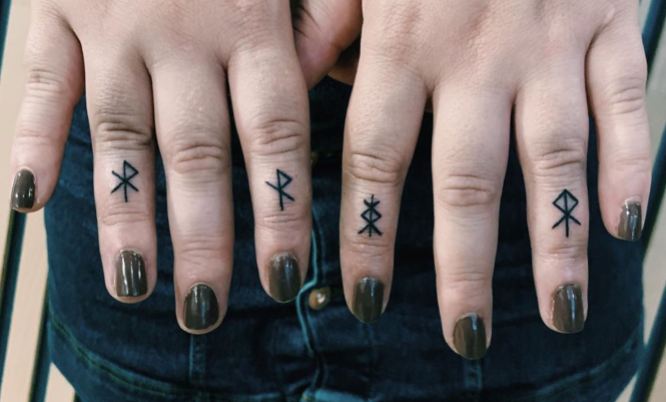 tatuajes manos runas vikingas