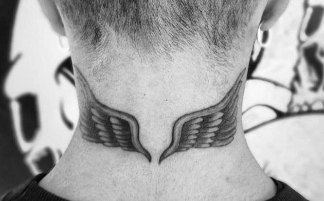 tatuajes nuca alas hombre