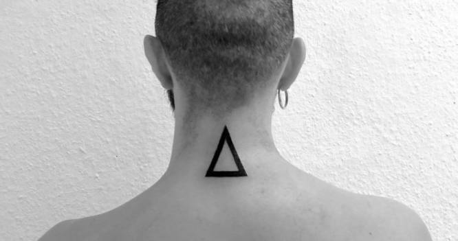 tatuajes nuca hombre triangulo