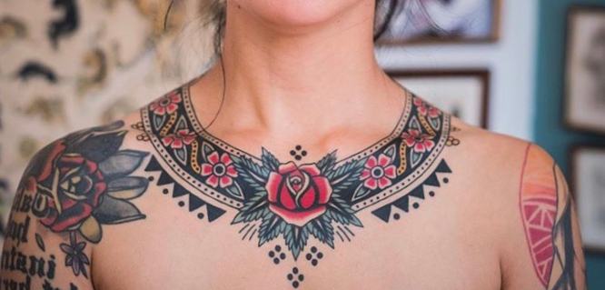 tatuajes pecho cuello mujer