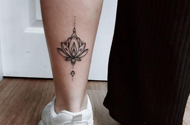 tatuajes pierna pequeño flor de loto