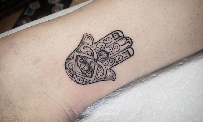 tatuajes tobillo pequeño hamsa
