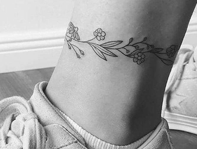 tatuajes tobillo pulsera flores