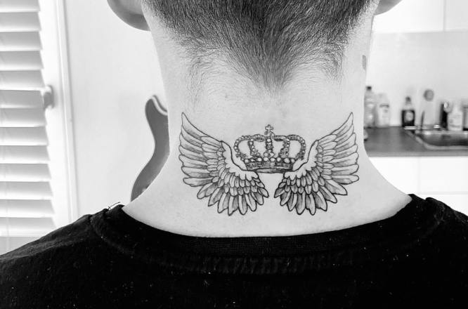 tatuajes cuello alas hombre