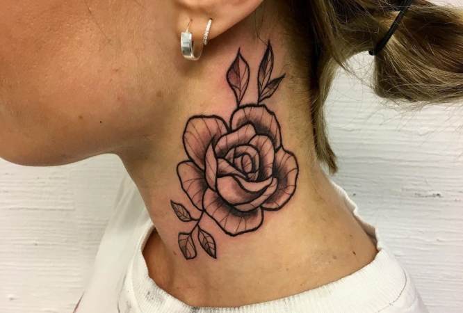 tatuajes cuello mujer rosa