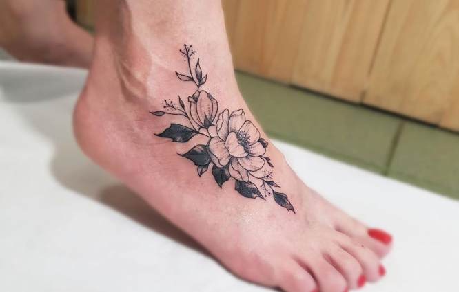 tatuajes mujer pie flores