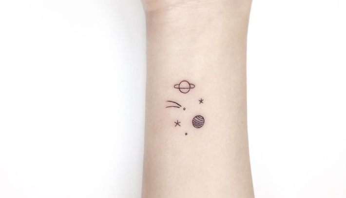 tatuaje pequeño planeta